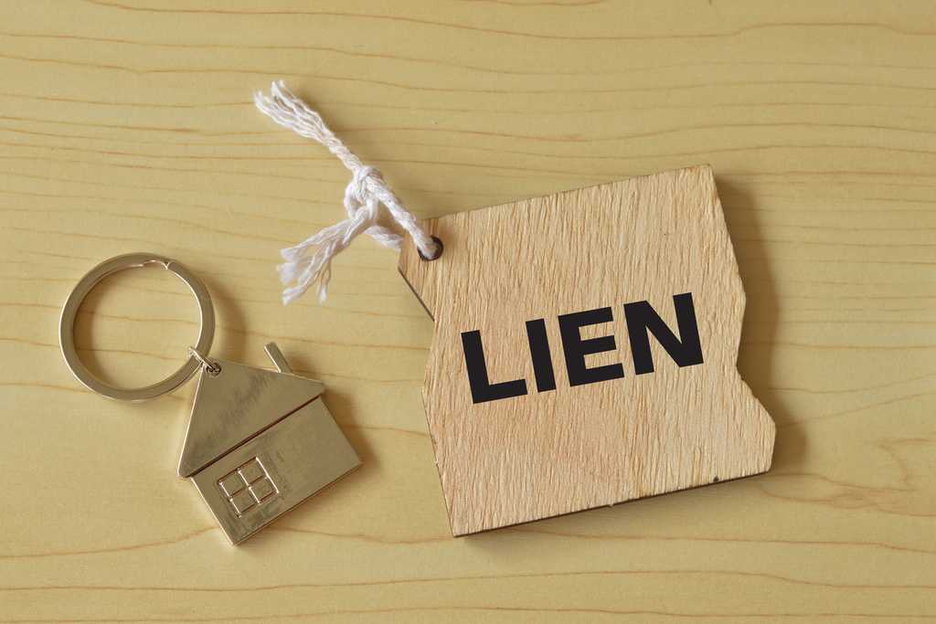 Lien sign and house keychain